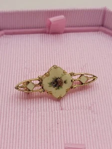 Tiny Delicate Victorian Style Floral Porcelain Brooch - Foto 1 di 3