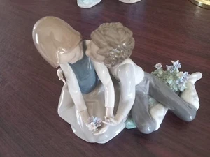 Lladro Porcelain Figurine Precious Courtship #5072 Boy Kissing Girl Retired - Picture 1 of 7
