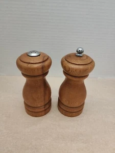 Salz und Pfefferstreuer aus Holz - Bild 1 von 22