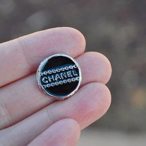 Chanel Wort Marke Logo Schwarz Silber Kreis Kette Knopf Designer Accessoire - Bild 1 von 5