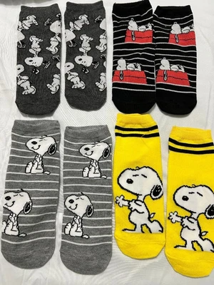 Peanuts Snoopy 4 Pairs  Socks  Adult 7-9  NEW - Image 1 of 2
