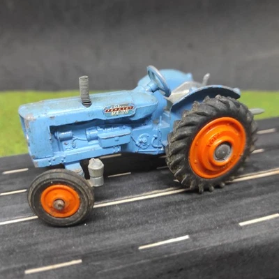 Corgi Toys tracteur Fordson  bleu n°60 1/43 machine agricole - Photo 1/4