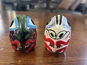 SELTEN Vintage Keramik handbemalt eiförmiger Totempfahl Design Salz & Pfefferstreuer - Bild 1 von 6