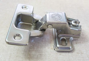 Ferrari BH079-110 Self Close Cabinet Hinge w/ H0 1 Slide-On Mount Plate B0610MB - Picture 1 of 4