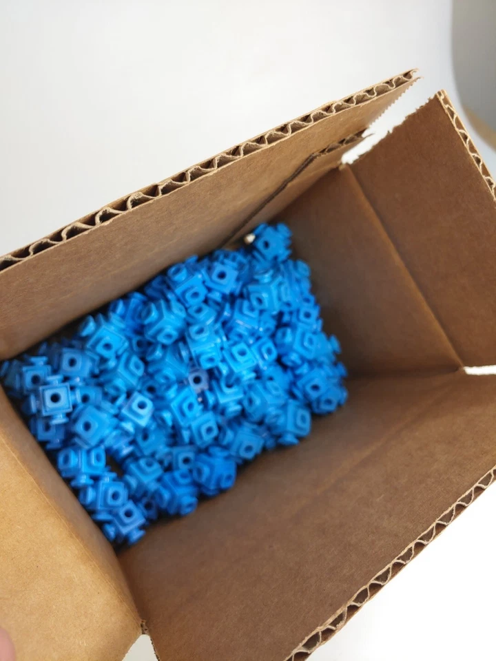 100+ Vtg Construx Blue 6 Peg Connector Lot Building Toy Parts - Image 1 of 3