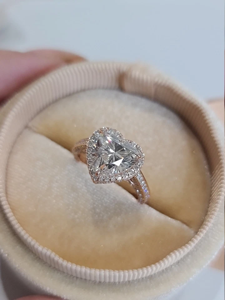 Anillo de compromiso de oro amarillo de 14 k con halo de diamantes cultivados en laboratorio G/VS1 tallado corazón de 4,10 quilates Foto 1 de 4