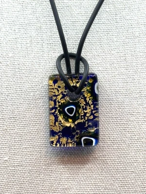 Pingente de bloco de vidro retangular preto ouro azul colar de cordão de borracha preta 16 pol - Imagem 1 de 4