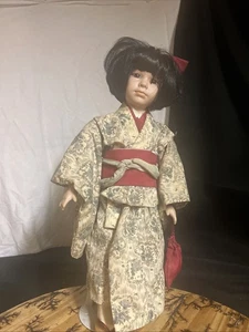 Muñeca de porcelana GEISH Japón en kimono japonés conjunto con soporte pelo bob negro - Imagen 1 de 9