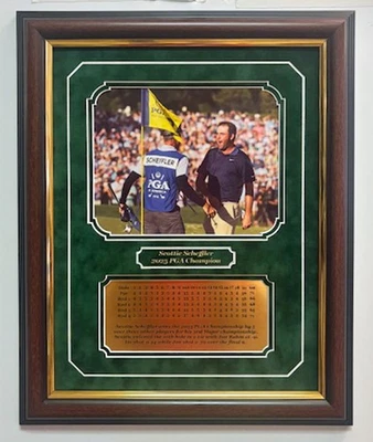 Foto Scottie Scheffler 2025 PGA Champion 8x10 enmarcada con una placa de identificación grabada Foto 1 de 4