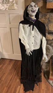 Grandin Road Vincent der Vampir 5 Fuß 7 in Halloween animierte Figur leuchtet - Bild 1 von 11