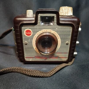 VINTAGE KODAK BROWNIE HOLIDAY FLASH CAMERA AND TIARA CASE NOT TESTED - Picture 1 of 6