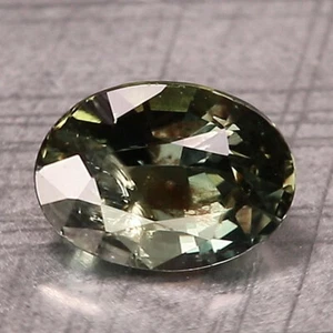Video_0,56 ct_zaffiro naturale_Thailandia_tonalità verde vivo_taglio ovale_GM1265 - Foto 1 di 2