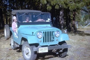 31.08.1963 3 Personen in einem Jeep posieren Kodachrome Transparenz Dia - Bild 1 von 1