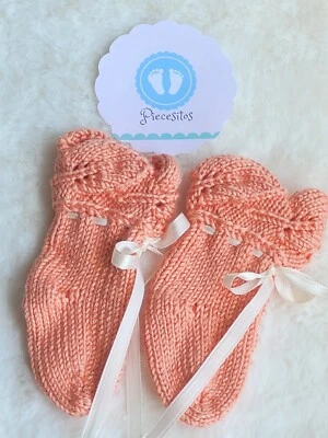Calcetines para bebé recién nacido hechos a mano por Knittique  Foto 1 de 3