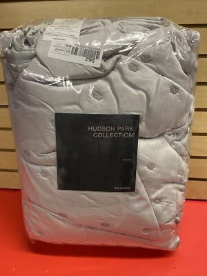 Cobertor acolchado plateado Hudson Park Collection Nouveau King precio de venta sugerido por el fabricante $470,00 @ Foto 1 de 4