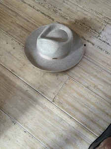 Gigi Pip Hut Wolle Miller elfenbein mit braunem Wildlederband Fedora Größe S/M - Bild 1 von 5