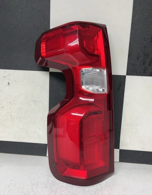Chevrolet Silverado 1500 2019-2023 luz trasera izquierda LED usada OEM 85603097 Foto 1 de 4