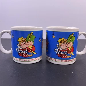 2 Cheryl Ann Johnson 1993 We Believe in Christmas Hugs Holiday Spielzeug Tassen - Bild 1 von 7