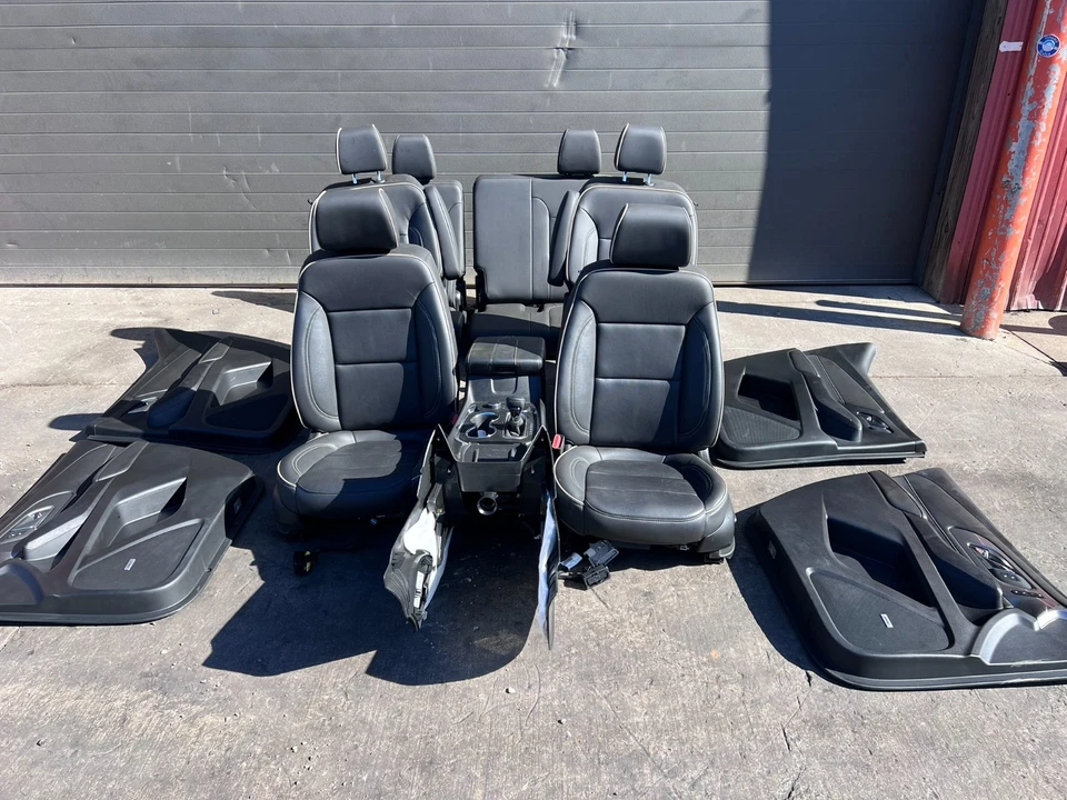 Chevy Traverse 2023 cuero asientos cubo paneles puertas traseras e interior moldura Foto 1 de 4