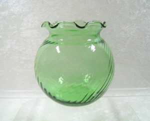 LOVELY VINTAGE EMERALD GREEN GLASS FLOWER VASE ~ SCALLOPED RIM AND SWIRL DESIGN - Picture 1 of 9