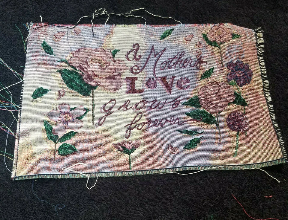 Almohada artesanal tapiz inacabado A Mother's Love is Forever 13,5 x 8,5 rosas Foto 1 de 2