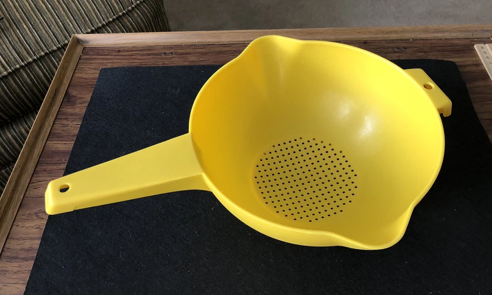 Colino colino Tupperware giallo 2 quarti 1523 doppio beccuccio 14" x 8,25" - vintage - Immagine 1 di 4