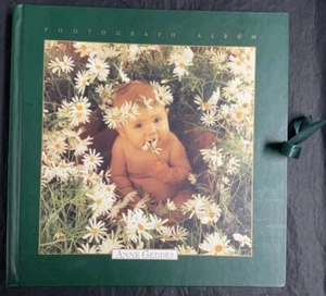 Anne Geddes Baby Photograph Album Cute 1997 Hardcover Green Unused Good Cond - Bild 1 von 6