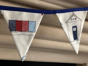 BLUE BEACH HUTS SEASIDE FABRIC BUNTING 200CM 8 FLAGS 12 CM X 15 CM FULLY LINED - Picture 1 of 3