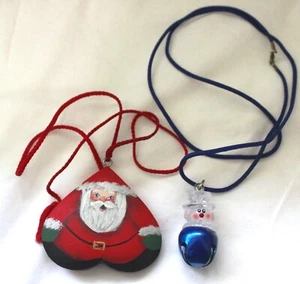 HANDGEMACHTE HOLZ WEIHNACHTSMANN KETTE / GLAS SCHNEEMANN GLOCKE 2 WEIHNACHTSKETTEN - Bild 1 von 2