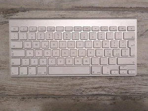 Apple A1314 Magic Keyboard Bluetooth Italian Layout QWERTY Broken Faulty Spares - Foto 1 di 4