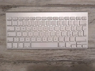 Apple A1314 Magic Keyboard Bluetooth Italian Layout QWERTY Broken Faulty Spares - Immagine 1 di 4