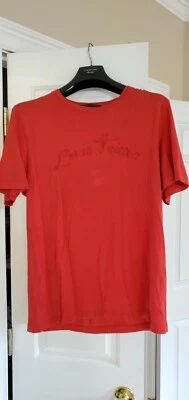 Camiseta Louis Vuitton Roja Estampada-Intarsia Logo LV XL Hecha a Mano Italia $1,637 Foto 1 de 3