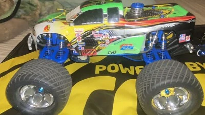 Camión de carreras Traxxas t maxx 3.3 nuevo 2da generación construido a nuevo 3.3 especificaciones + Hopups Fast Foto 1 de 4