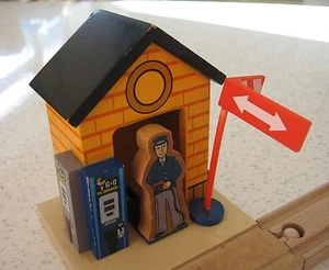 REFUELLING STATION BUILDING FOR WOODEN TRAIN TRACK ( fits Brio Thomas) TS - Picture 1 of 5