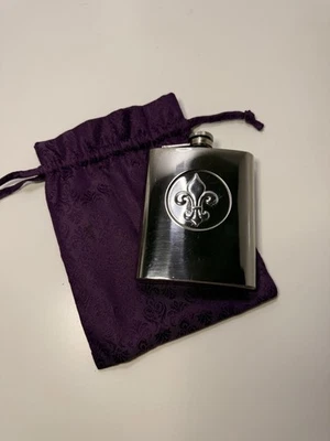 Elegante frasco de cadera de acero inoxidable con flor de lis - 7 oz con bolsa púrpura Foto 1 de 4
