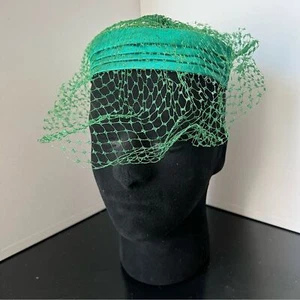 Vintage 60er Jahre Damen grün Lagenlook Pillbox Fascinator Heiligenschein Hut mit Netzschleier - Bild 1 von 11
