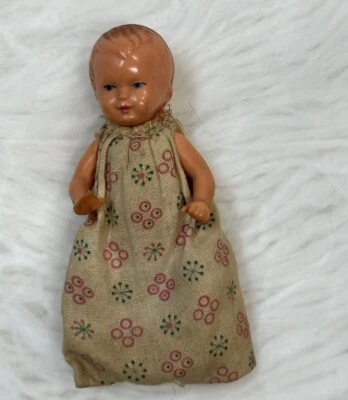 Antigua mini muñeca bebé de colección pequeña de celuloide de 3" con saco de dormir pequeña Foto 1 de 4
