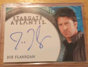Stargate Atlantis Season 3 & 4 Joe Flanigan Lt Col John Sheppard autograph card - Picture 1 of 5