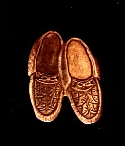 Native American Indian Moccasin Shoes Pewter Silver Hat Tie Tac Lapel Pin NEW K2 - Picture 1 of 1