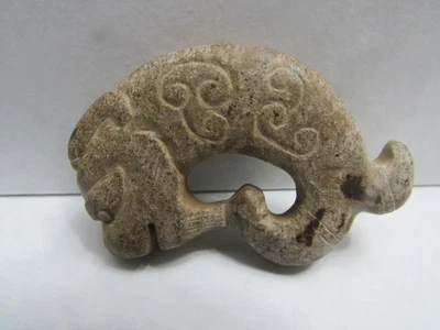 Antigua escultura de pez dragón tallado en jade hetiano de la cultura Hongshan de China Foto 1 de 4