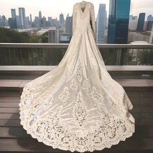Gorgeous Women White Wedding Dress Sz 12 Beaded & Lace Everywhere Long Train - Picture 1 of 20