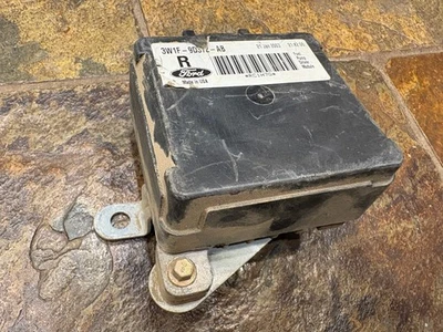 2003-2005 Ford Crown Victoria Lincoln Town Car Mercury Fuel Pump Driver Module - Image 1 of 3