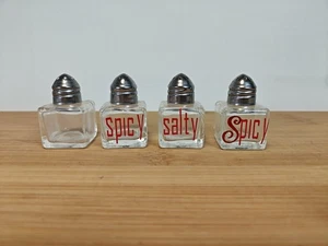 "4 cocteleras picantes de sal de vidrio en forma de cubo de 2"" de alto tapa de metal cuadrada única de colección" - Imagen 1 de 8