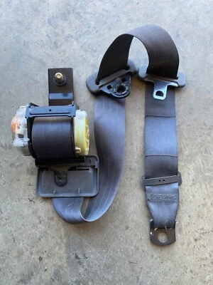 92-97 1996 ISUZU TROOPER PASAJERO DERECHO TRASERO CINTURÓN RETRACTOR GRIS Foto 1 de 3