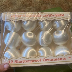 Vintage 1970's Merri Craft Decorations White  Christmas Balls NOS Walgreens USA - Picture 1 of 6