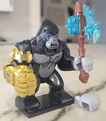 Godzilla, King Kong, Bigfig figurine. Battle Mode Robotic Arm. - Image 1 of 4