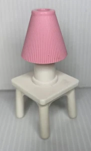 Vintage Fisher Price liebevolle Familie Puppenhaus weiße Tischlampe mit rosa Schirm selten - Bild 1 von 3