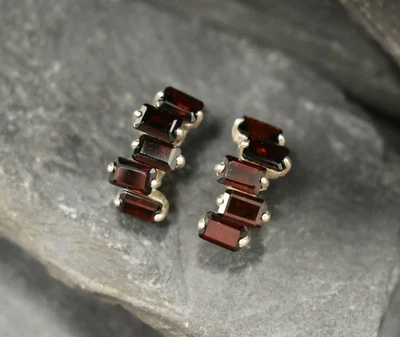 Pendientes colgantes naturales de 2,5 quilates con barra geométrica de granate esmeralda de oro blanco macizo de 14 k Foto 1 de 4