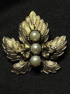 Spilla ciondolo foglia d'acero testurizzata tono oro 3 perle finte moda gioielli autunno - Foto 1 di 9