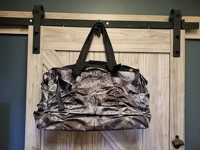 Bolso de Lona Lululemon Destined for Greatness Gris Gris Camuflaje Con Rosa Interior Foto 1 de 4